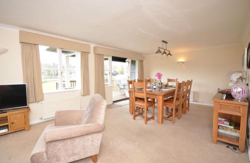 Wroxham House | Waters Edge Cottage - Wroxham