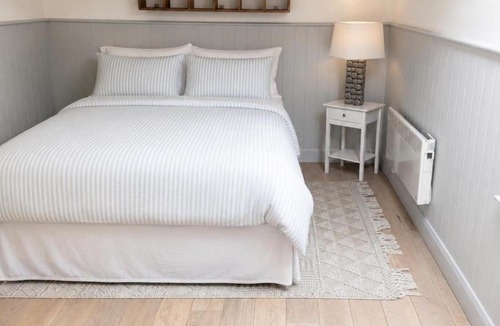 Richmond-upon-Thames Apartment | Waterside studio on River Thames