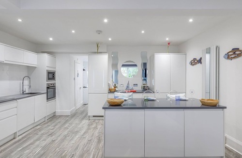 Brighton House | Wave Watcher | Stunning Panoramic Seaview | Sleeps 8 | Near Beach & Centre | Parking | 3 Bathrooms