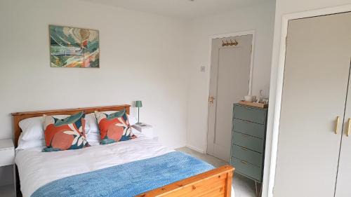 Reading House | Welcome to No 2 - Modern Comfortable Homestay