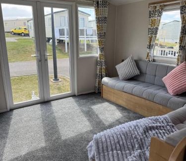 Leysdown-on-Sea Apartment | Well equipped beach caravan