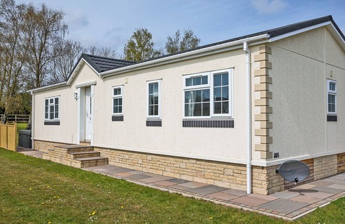 Hutton Rudby Ski Chalet | Well presented luxury lodge with two doubles, one with en suite shower.