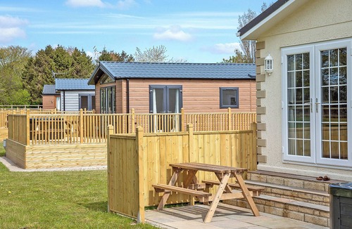 Hutton Rudby Ski Chalet | Well presented luxury lodge with two doubles, one with en suite shower.