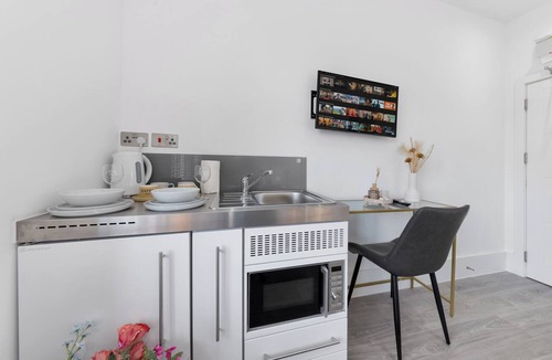 Brent Apartment | West End Access Studio