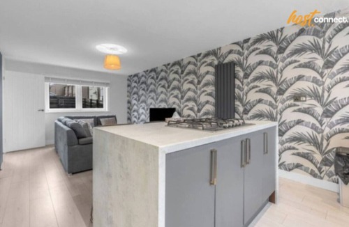 Whitburn House | West Lothian 5 Beds + car space