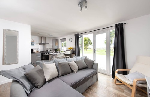 Helston Cabin | Wheal Prosper, Wheal Dream - Hot Tub - Free Parking & WiFi - Pet Friendly