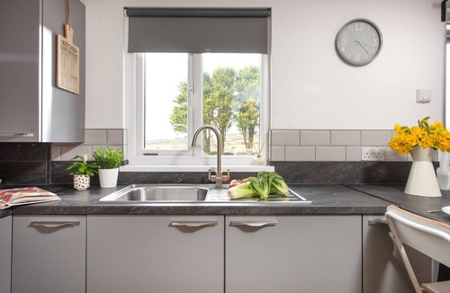 Helston Cabin | Wheal Prosper, Wheal Dream - Hot Tub - Free Parking & WiFi - Pet Friendly