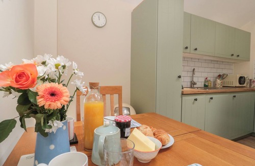 Moreton-in-Marsh Cottage | WHEELWRIGHT COTTAGE, pet friendly, with a garden in Moreton-In-Marsh