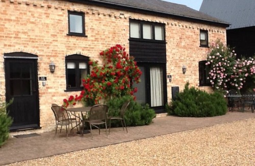 Cambridge Cottage | Whimsical Farm Cottage in picturesque village