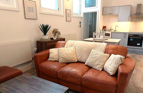 Whitchurch Apartment | Whitchurch High Street Hideaway