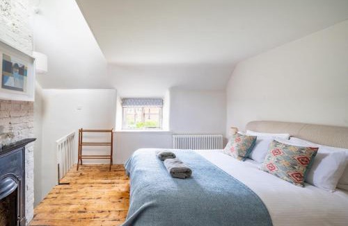 Salthouse House | White End
