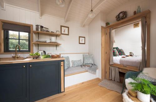 Kenn House | Willow Hideaway-Shepherd Hut, Hot Tub, Wood Burner