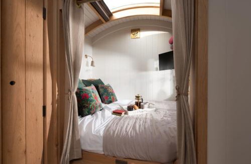 Kenn House | Willow Hideaway-Shepherd Hut, Hot Tub, Wood Burner