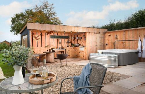 Kenn House | Willow Hideaway-Shepherd Hut, Hot Tub, Wood Burner