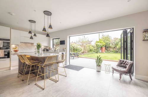 Windsor House | Windsor Charm : Spacious 4-Bed, Parking & Garden