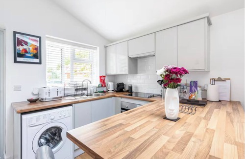 Windsor Apartment | Windsor Home with Free Parking