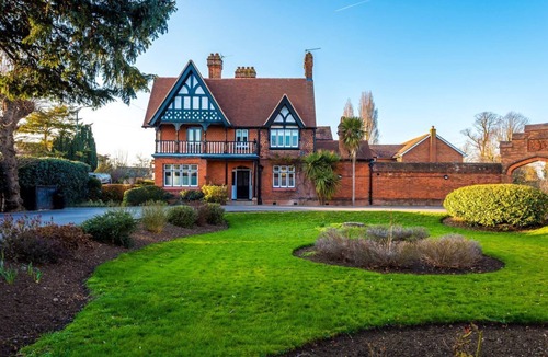 Old Windsor Villa | Windsor Lion - Four Bedroom Villa, Sleeps 9