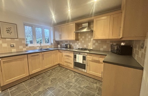Bracknell Ski Chalet | Winkfield Charming Three-Bedroom House