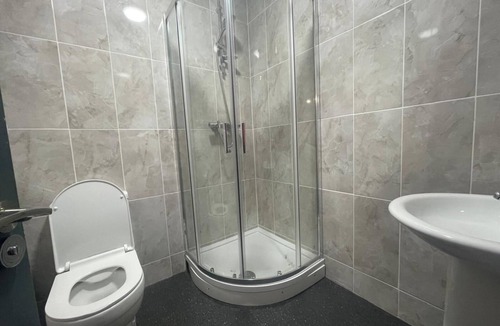 Ashton-under-Lyne Apartment | Winners Inn - Modern 1BR Cozy Retreat - Free Parking