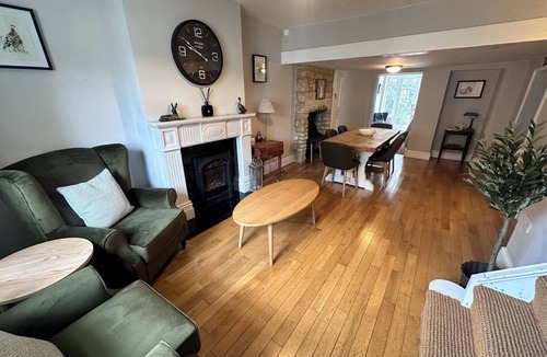 Bourton-on-the-Water Cottage | Wisteria Cottage, 5* Location, Parking, Cotswolds
