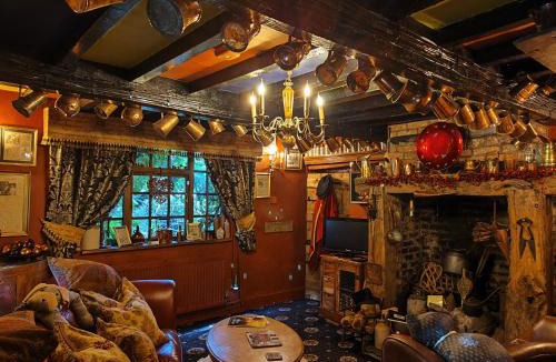 Alderley Edge House | Wizards Thatch Medieval Styled Suites with Four Poster Beds