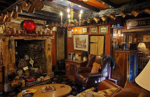 Alderley Edge House | Wizards Thatch Medieval Styled Suites with Four Poster Beds