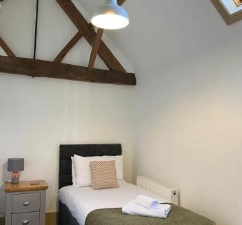 Broughton Hackett House | Worcester 3 bedroom semi rural bungalow with free off road parking
