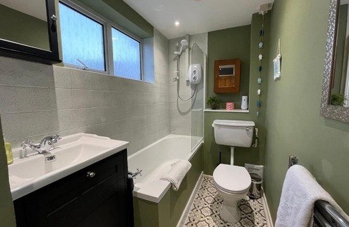 Crawley Apartment | Work trips, WiFi, Parking, by Train Station