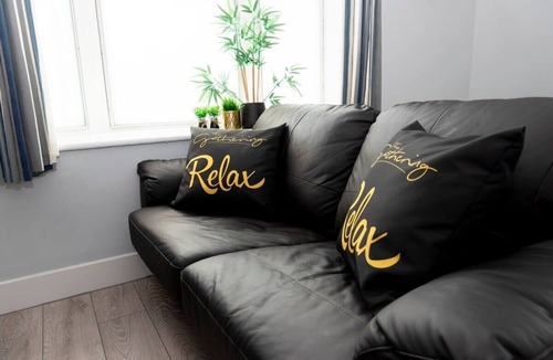 Wrexham Apartment | Wrexham Central Stay Apartment Six - Sleeps 5