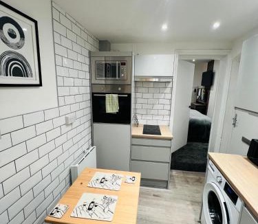 Pontrilas Apartment | Yastayzzz Studio 2 Worcester House with Free Parking