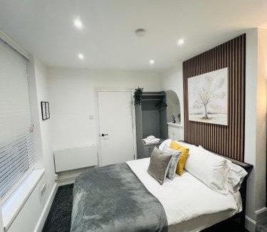 Pontrilas Apartment | Yastayzzz Studio 2 Worcester House with Free Parking