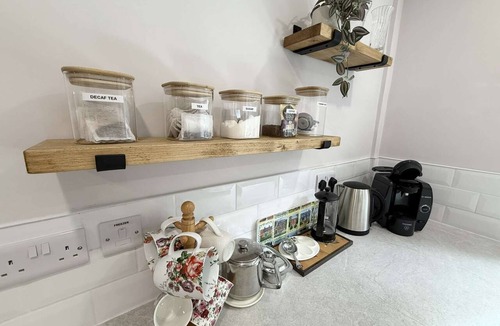 New Forest District Cottage | Yew Tree Cottage – Direct New Forest Access, Ponies & Walk to Lyndhurst