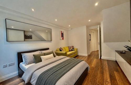 East Walworth Apartment | Zone One, Spacious and Comfortable Accommodation for up to Four People