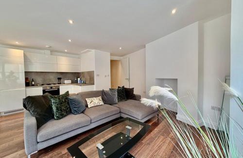 East Walworth Apartment | Zone One, Spacious and Comfortable Accommodation for up to Four People