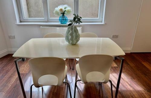 East Walworth Apartment | Zone One, Spacious and Comfortable Accommodation for up to Four People
