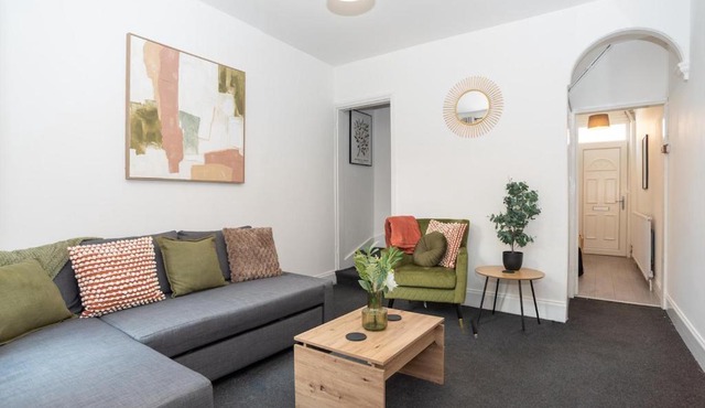 #184 Spacious Leicester Family Home - sleeps 4-6