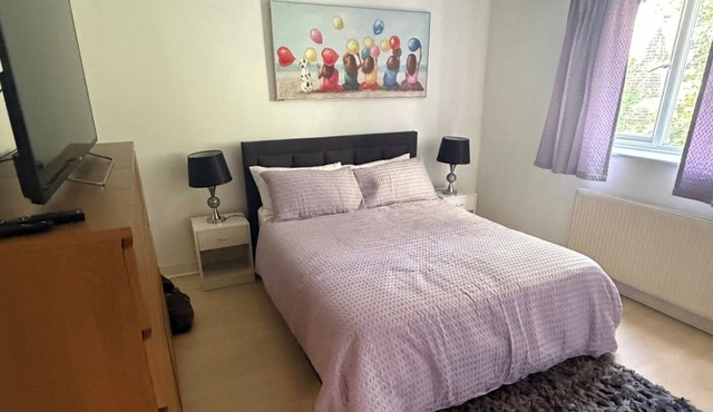 2 Bed Apartment Sleeps 4 - Free Parking - Balcony