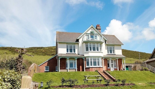 2 Bed First Floor Apartment minutes walk from Saunton Beach