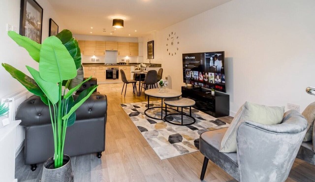 2-Bed Flat Sleeps 4 with Parking · Walk to Historic Dockyard Chatham in Gillingham