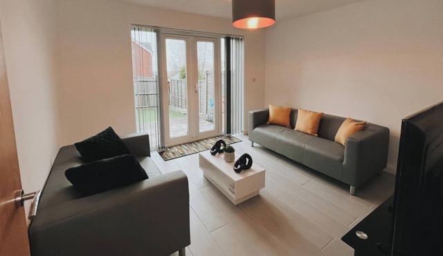 2 Bed House Sleeps 4 -Enclosed Garden & Parking