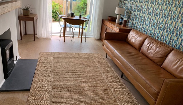 2 Bed-Sleeps 4-Parking-Pets-10 min walk to Beach