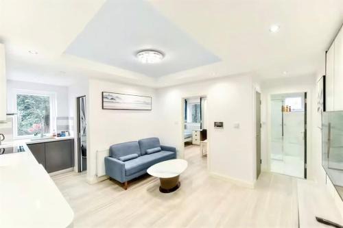2 Bedroom 3 Bed Stylish Flat with parking