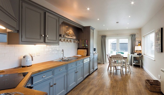 2 bedroom accommodation in Island Street