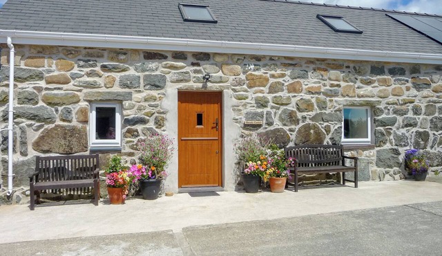 2 bedroom accommodation in Llangybi, near Pwllheli