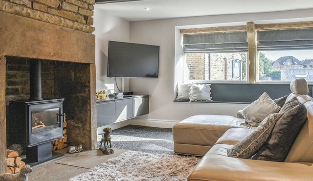 2 bedroom accommodation in Greetland