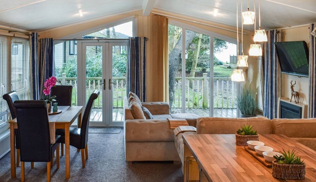 2 bedroom accommodation in Corton