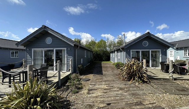 2 Detached Beach Houses - Book as a pair sleeps 8!
