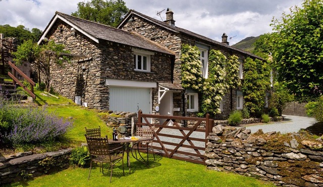 2 HART HEAD BARN, pet friendly, with open fire in Ambleside in Ambleside