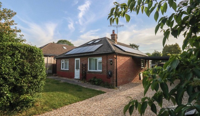 2 NORTH ROAD, pet friendly, with open fire in Maiden Newton, Dorset