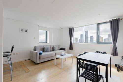 2BDR Flat with Skyline Views in East London